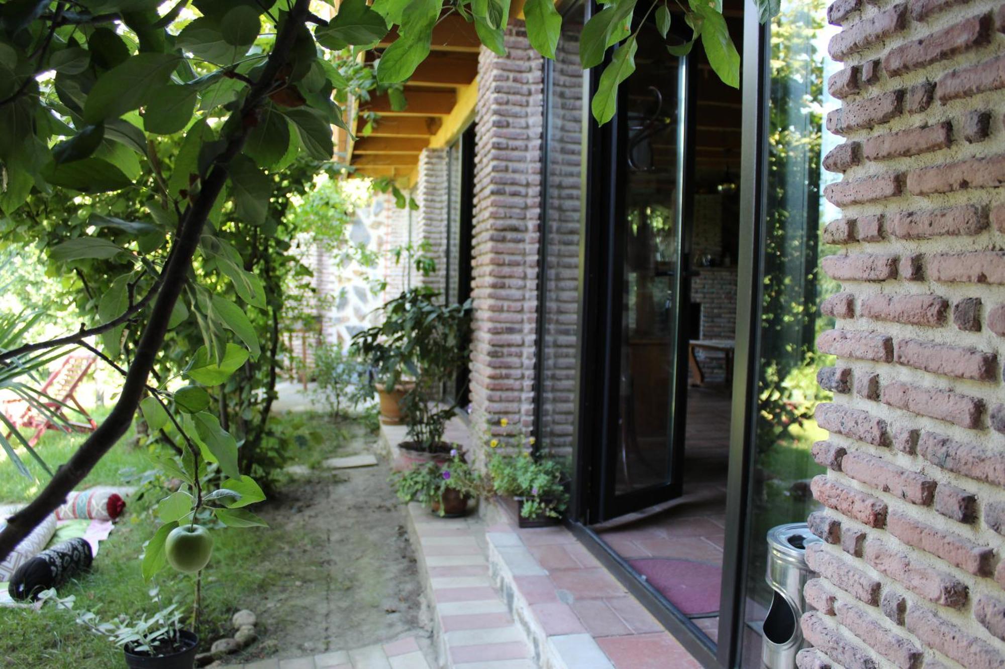 Guest House Poligloti Telavi Exterior photo
